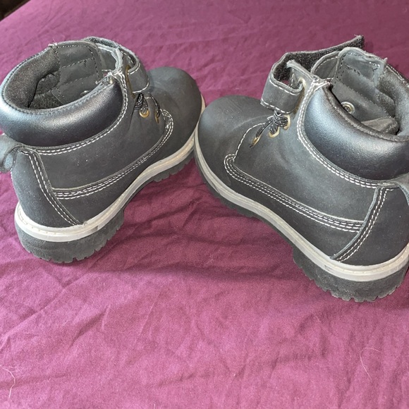 Wonder nation black toddler boots gently used size 8 - Picture 3 of 6